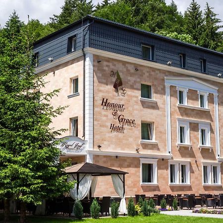 Honour And Grace Hotel Яхимов Екстериор снимка