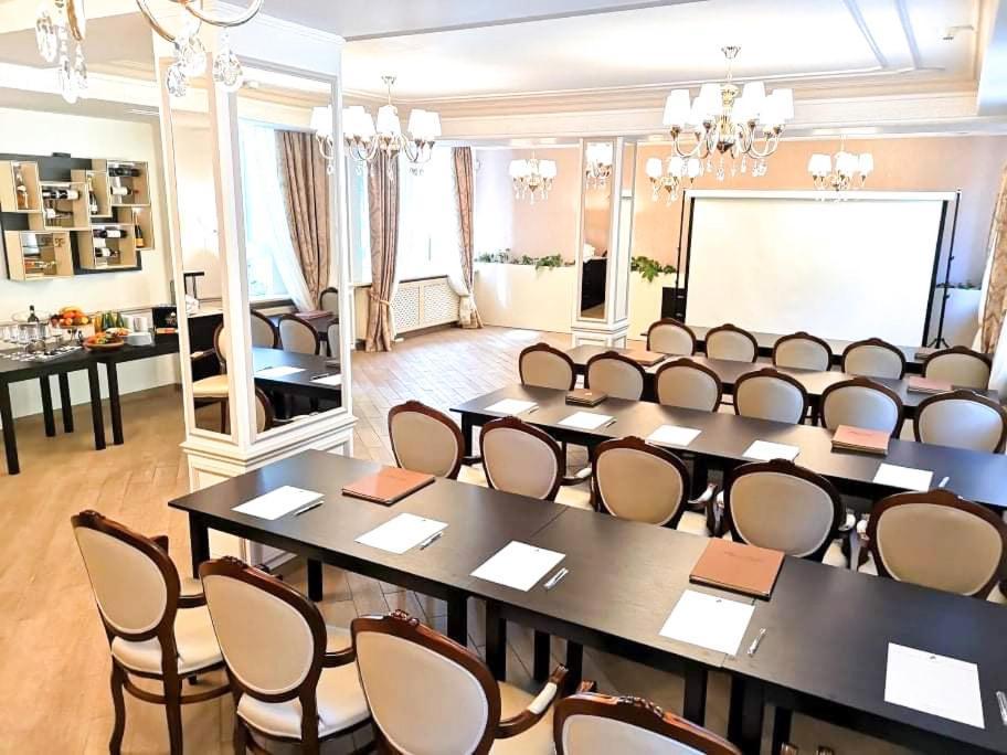 Honour And Grace Hotel Яхимов Екстериор снимка