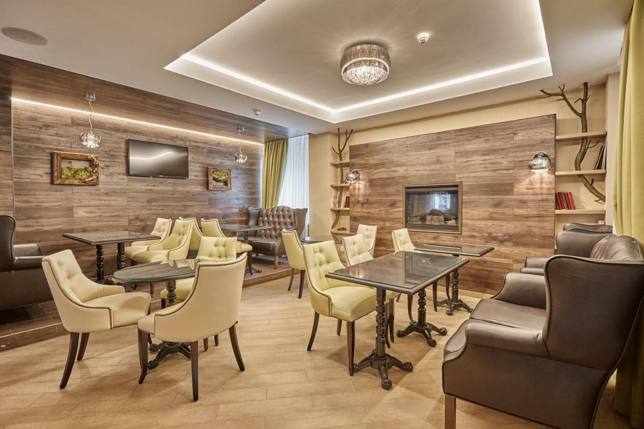 Honour And Grace Hotel Яхимов Екстериор снимка