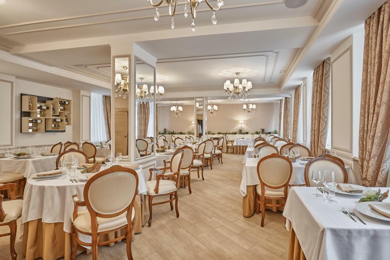 Honour And Grace Hotel Яхимов Екстериор снимка