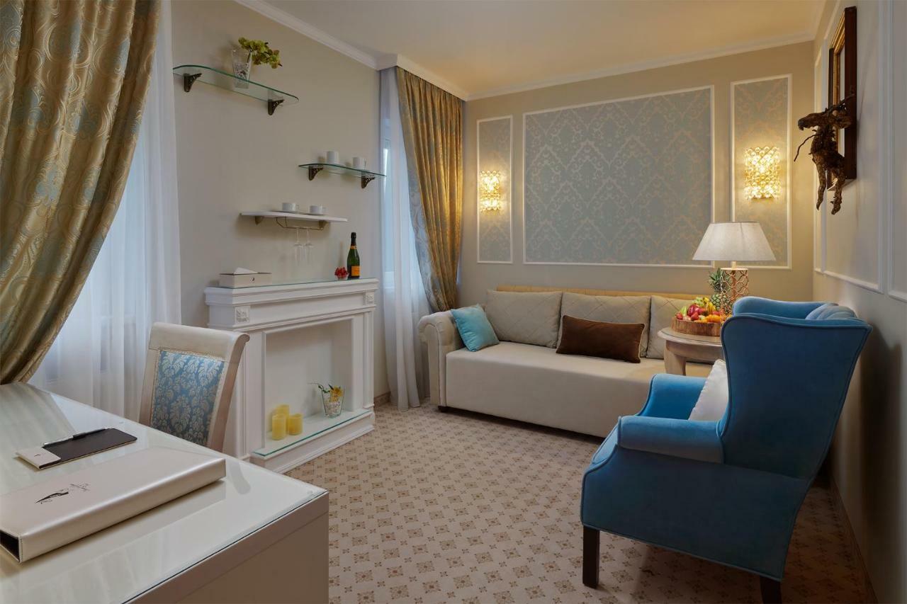 Honour And Grace Hotel Яхимов Екстериор снимка