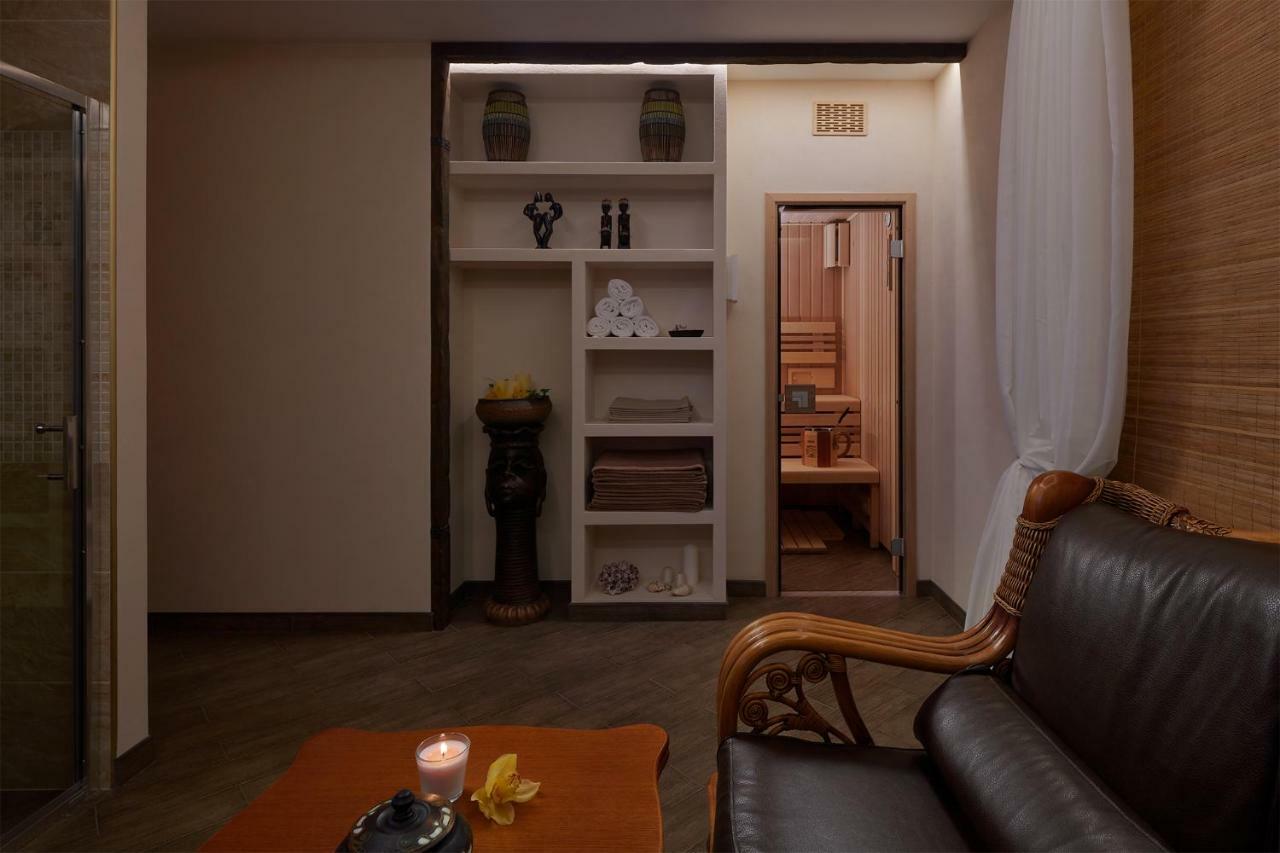Honour And Grace Hotel Яхимов Екстериор снимка