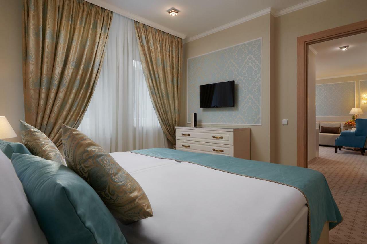 Honour And Grace Hotel Яхимов Екстериор снимка