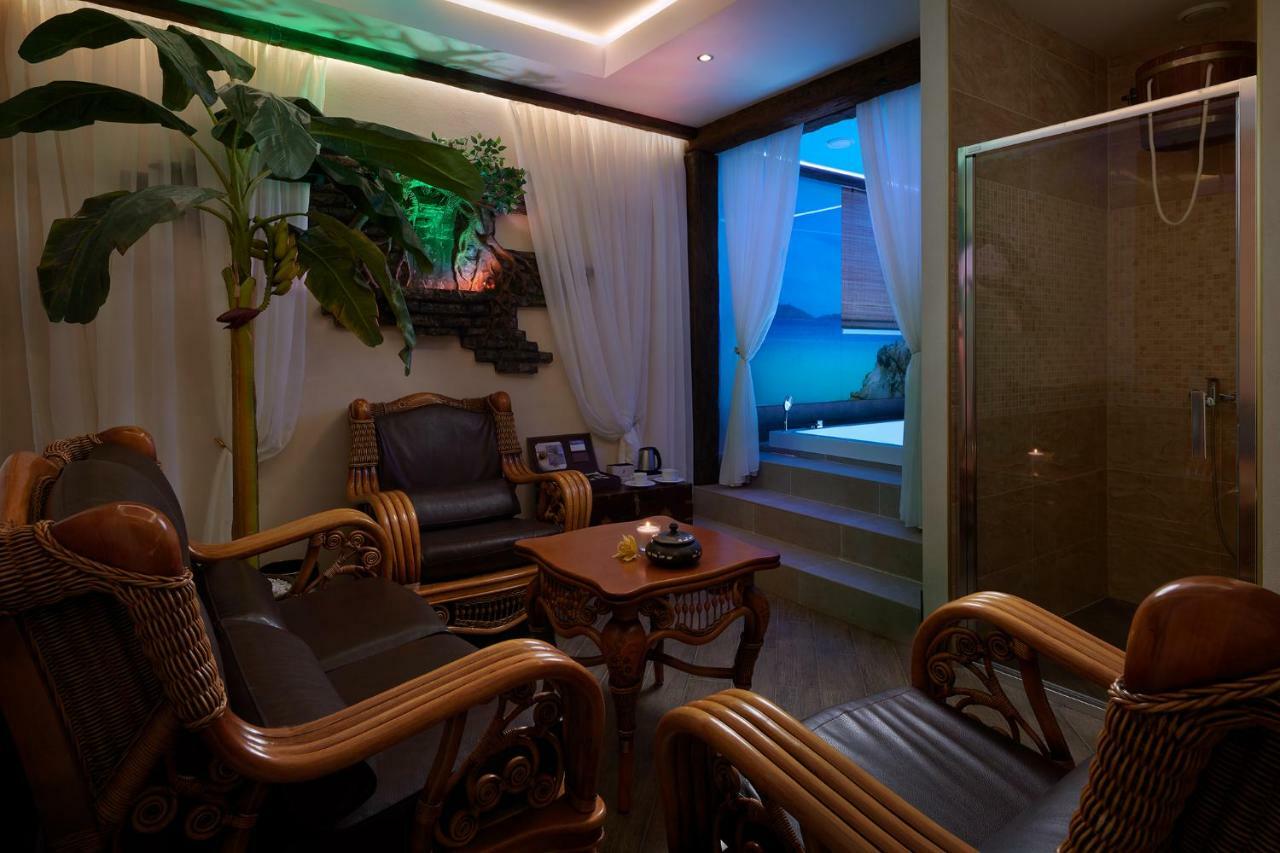 Honour And Grace Hotel Яхимов Екстериор снимка
