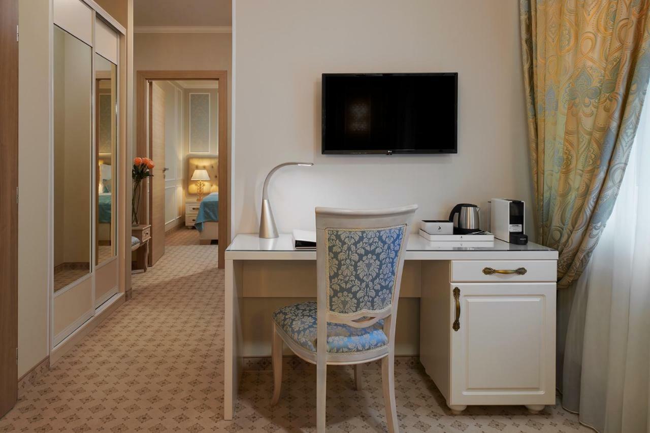 Honour And Grace Hotel Яхимов Екстериор снимка