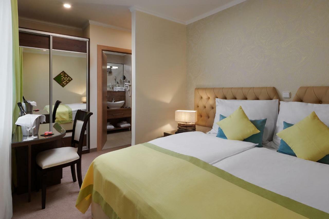 Honour And Grace Hotel Яхимов Екстериор снимка