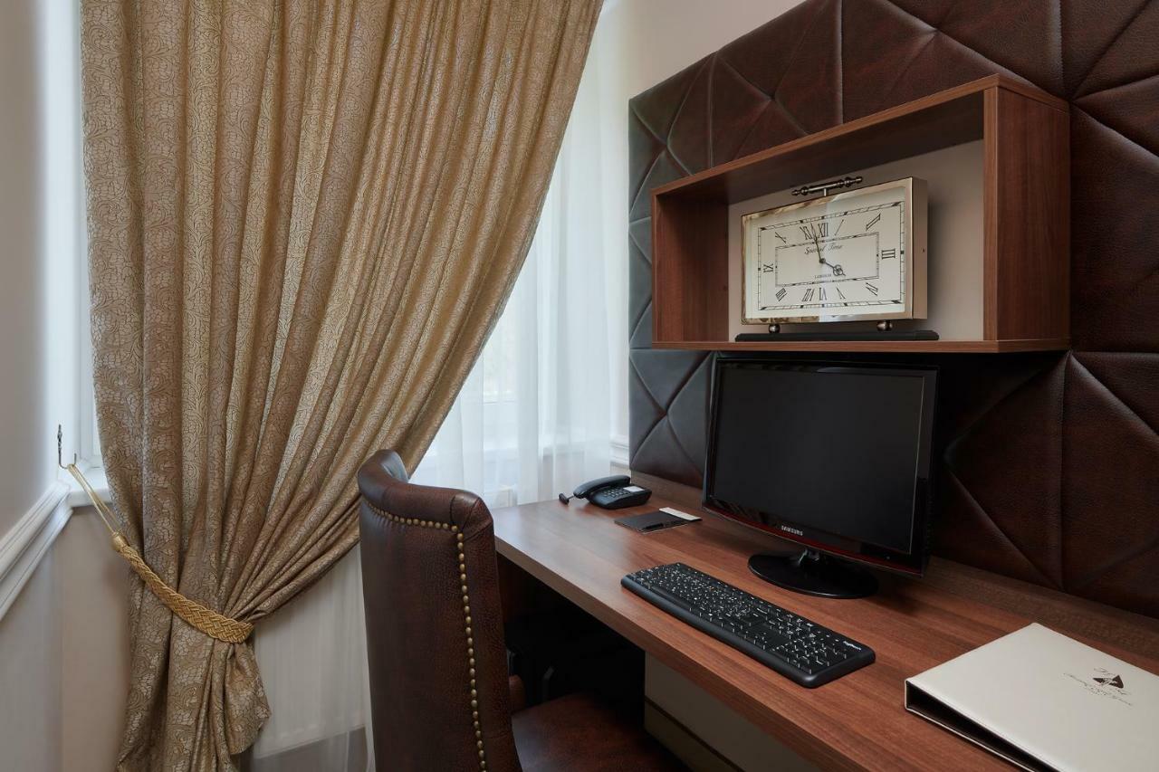 Honour And Grace Hotel Яхимов Екстериор снимка