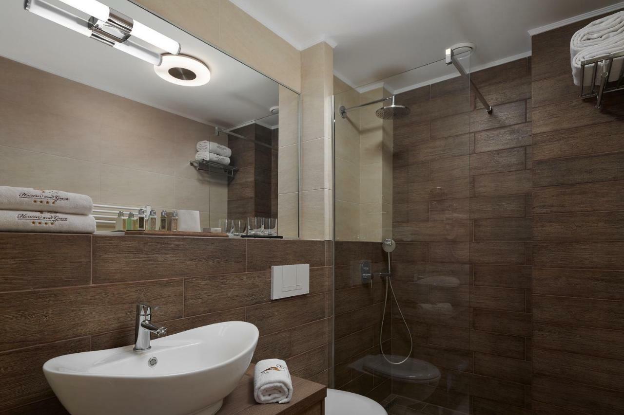 Honour And Grace Hotel Яхимов Екстериор снимка