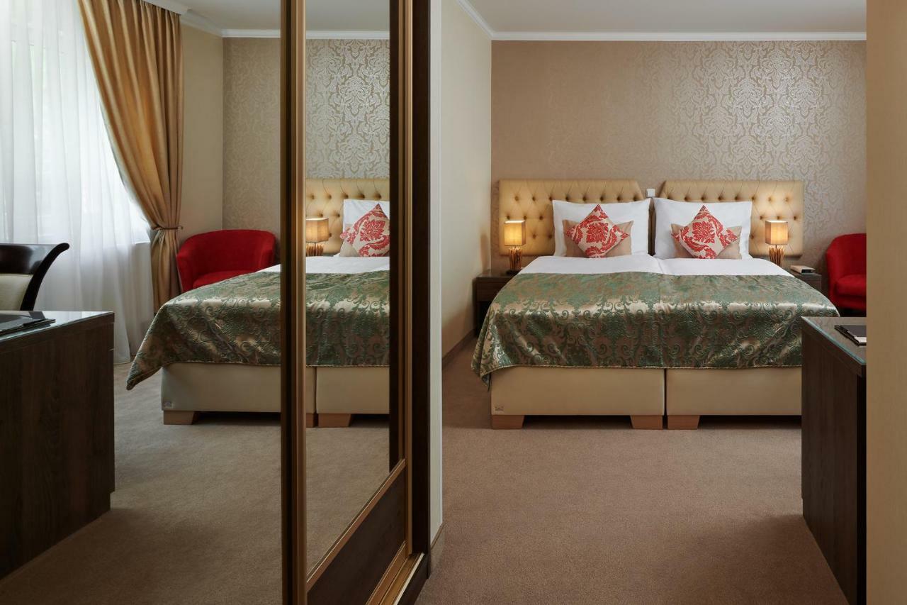 Honour And Grace Hotel Яхимов Екстериор снимка