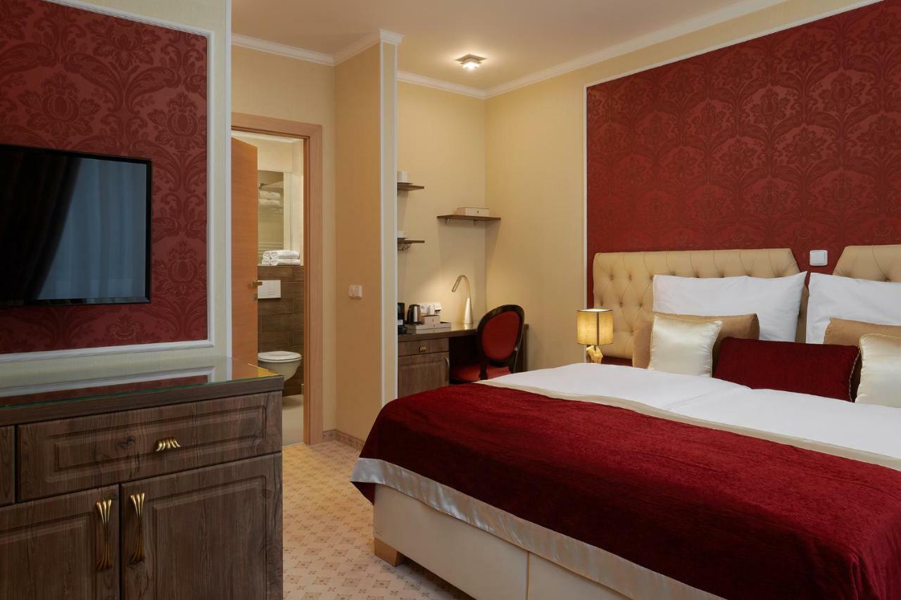 Honour And Grace Hotel Яхимов Екстериор снимка