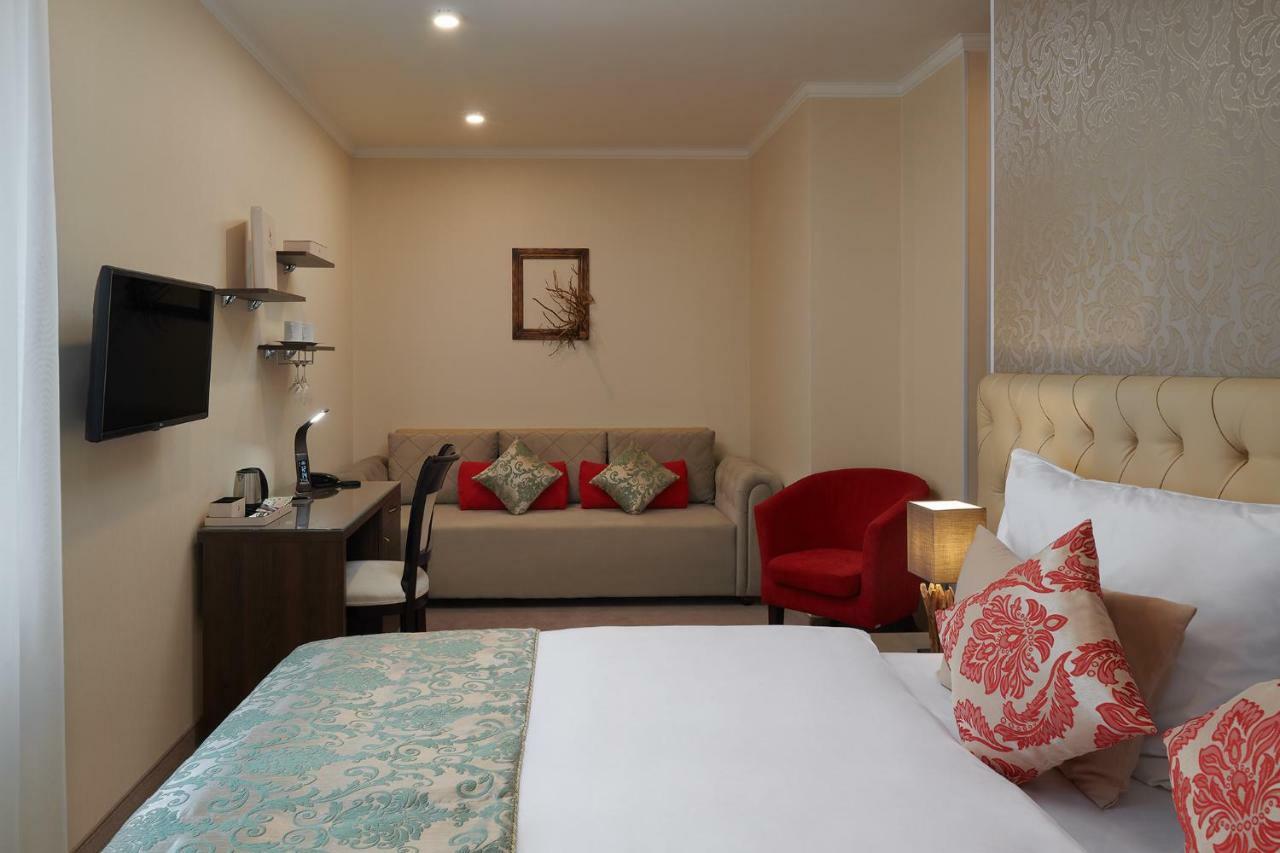 Honour And Grace Hotel Яхимов Екстериор снимка