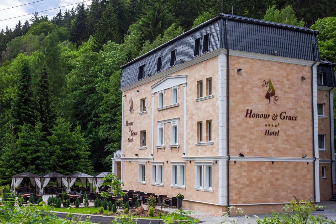 Honour And Grace Hotel Яхимов Екстериор снимка