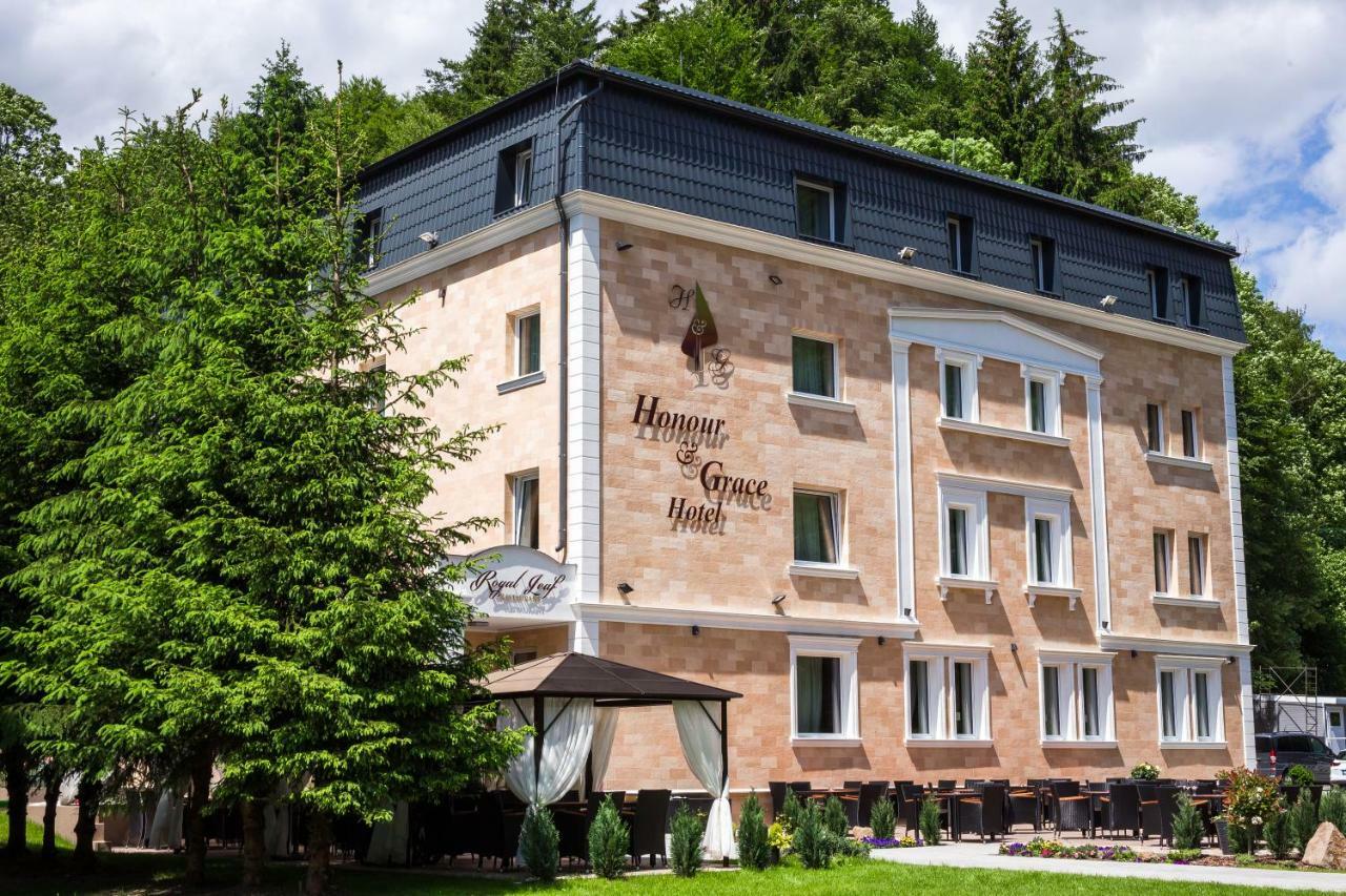 Honour And Grace Hotel Яхимов Екстериор снимка